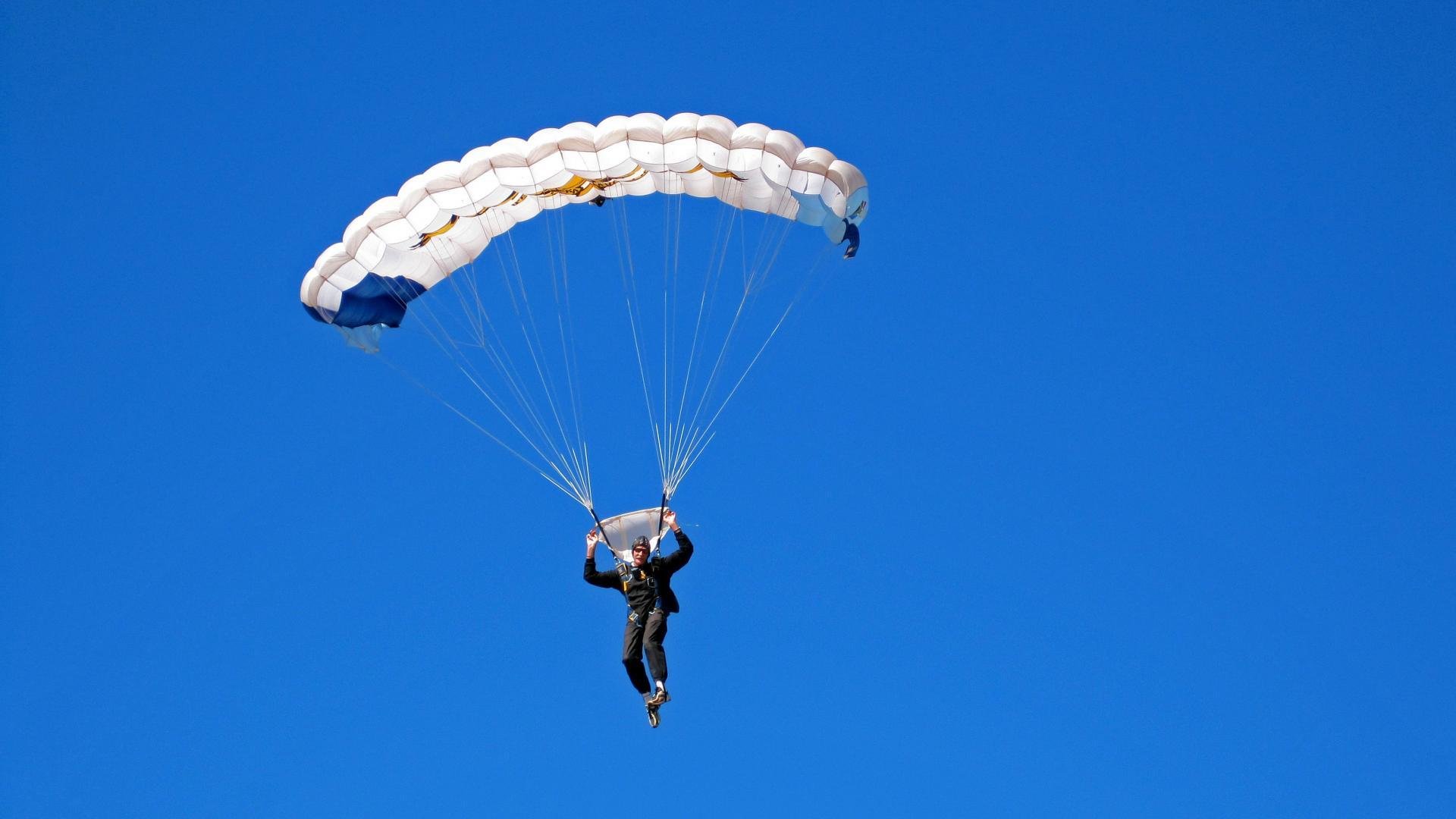 西班牙骑手何塞·玛丽亚·拉罗卡在比利时布鲁塞尔Stephex Masters大奖赛中夺得冠军,成为50年来首位获此殊荣的西班牙骑手。